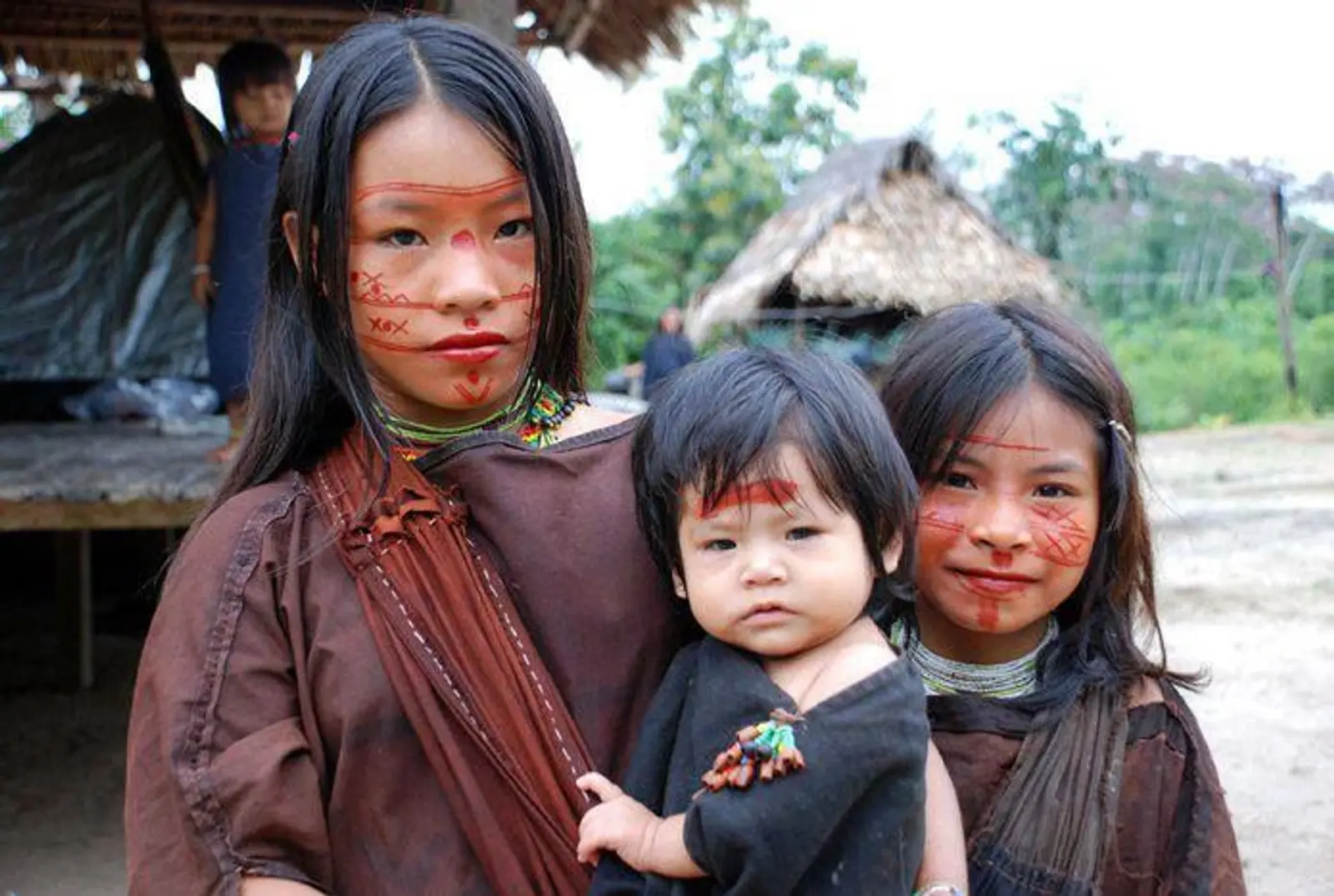 Integrantes de comunidad nativa en el amazonas peruano
