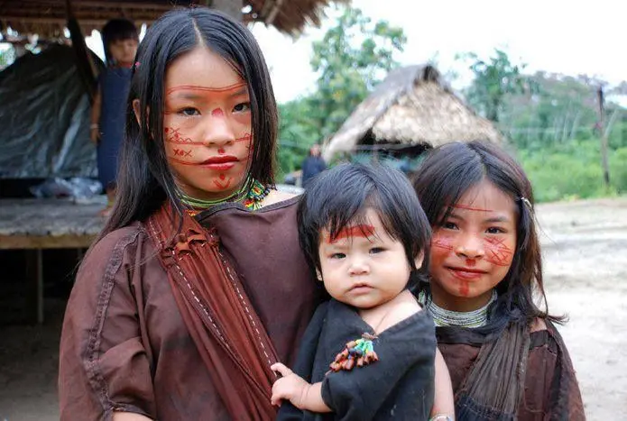 Integrantes de comunidad nativa en el amazonas peruano