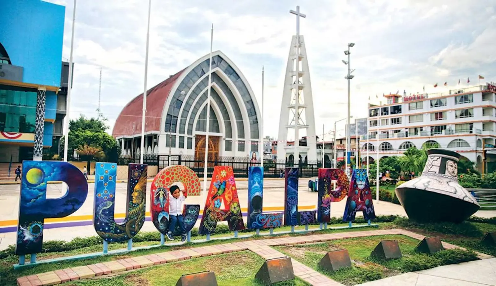Cartel de Pucallpa frente a iglesia
