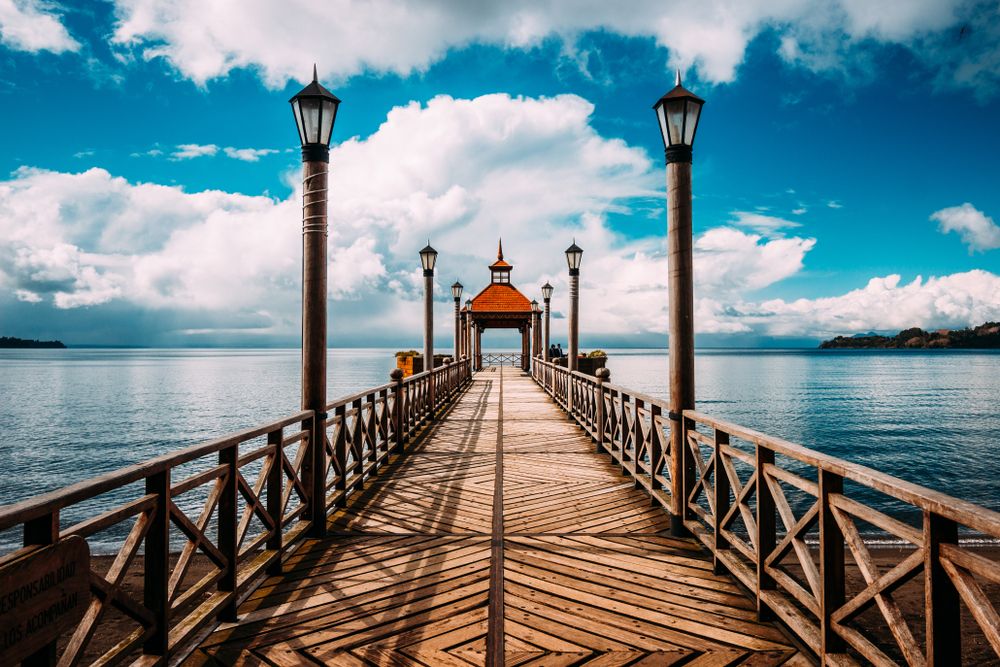 Muelle peatonal frente al lago