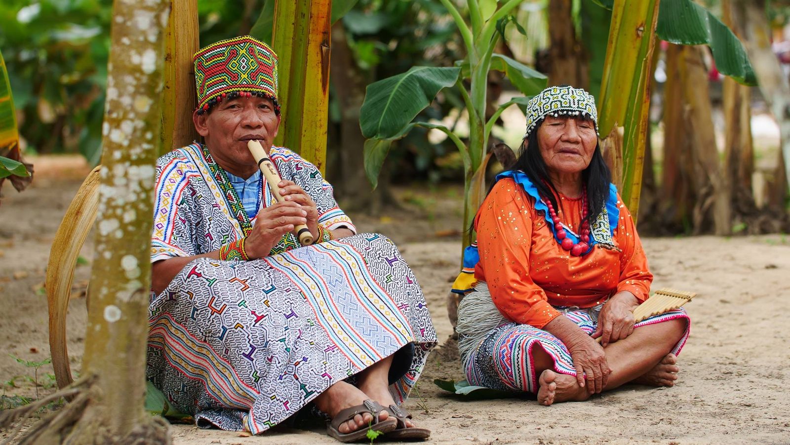 Miembros de la cultura shipibo sentados