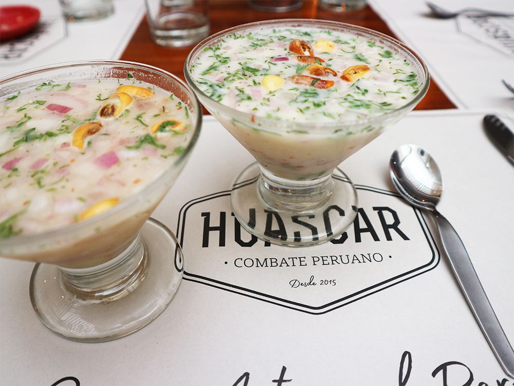 Dos copas de ceviche en un restaurante en lima