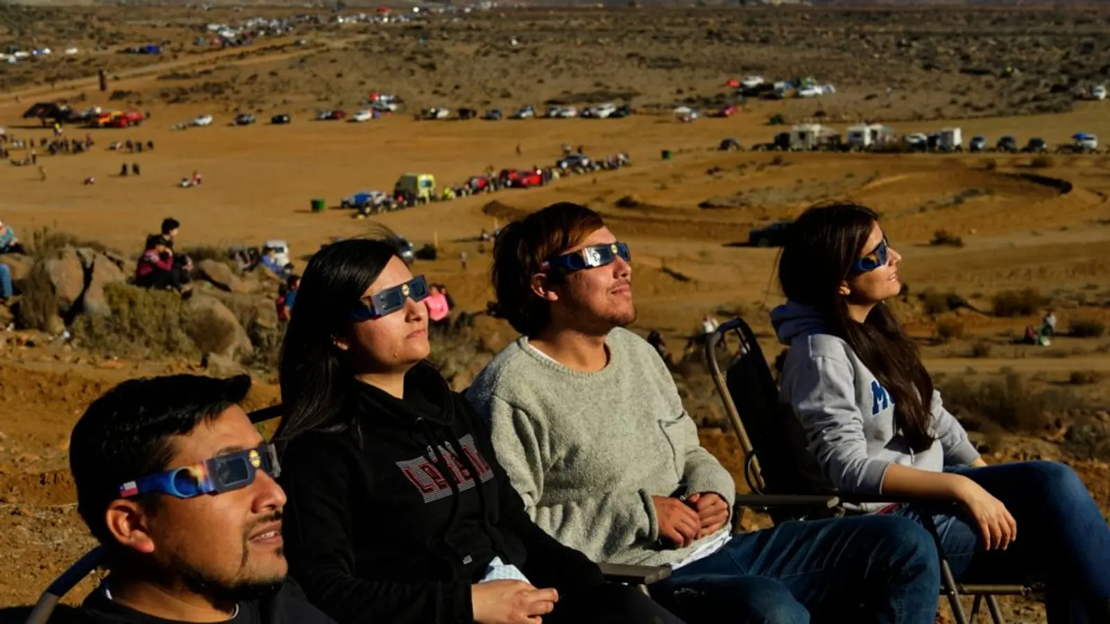 Amigos observando eclipse solar total con lentes especiales