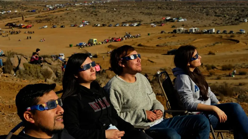 eclipse-lentes Amigos observando eclipse solar total con lentes especiales
