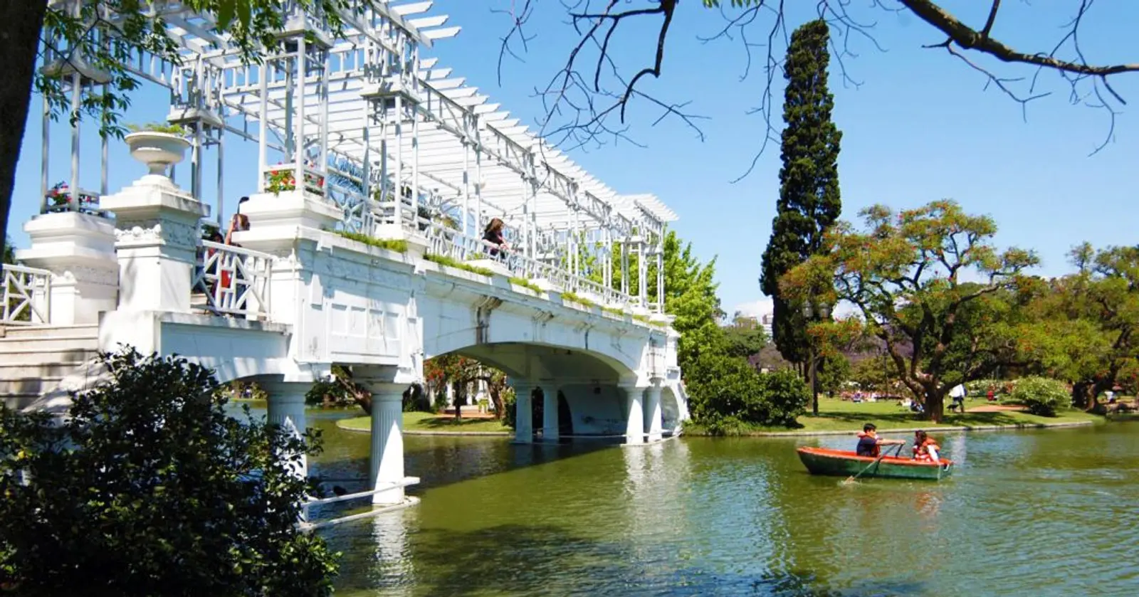 Puente colonial romántico sobre río