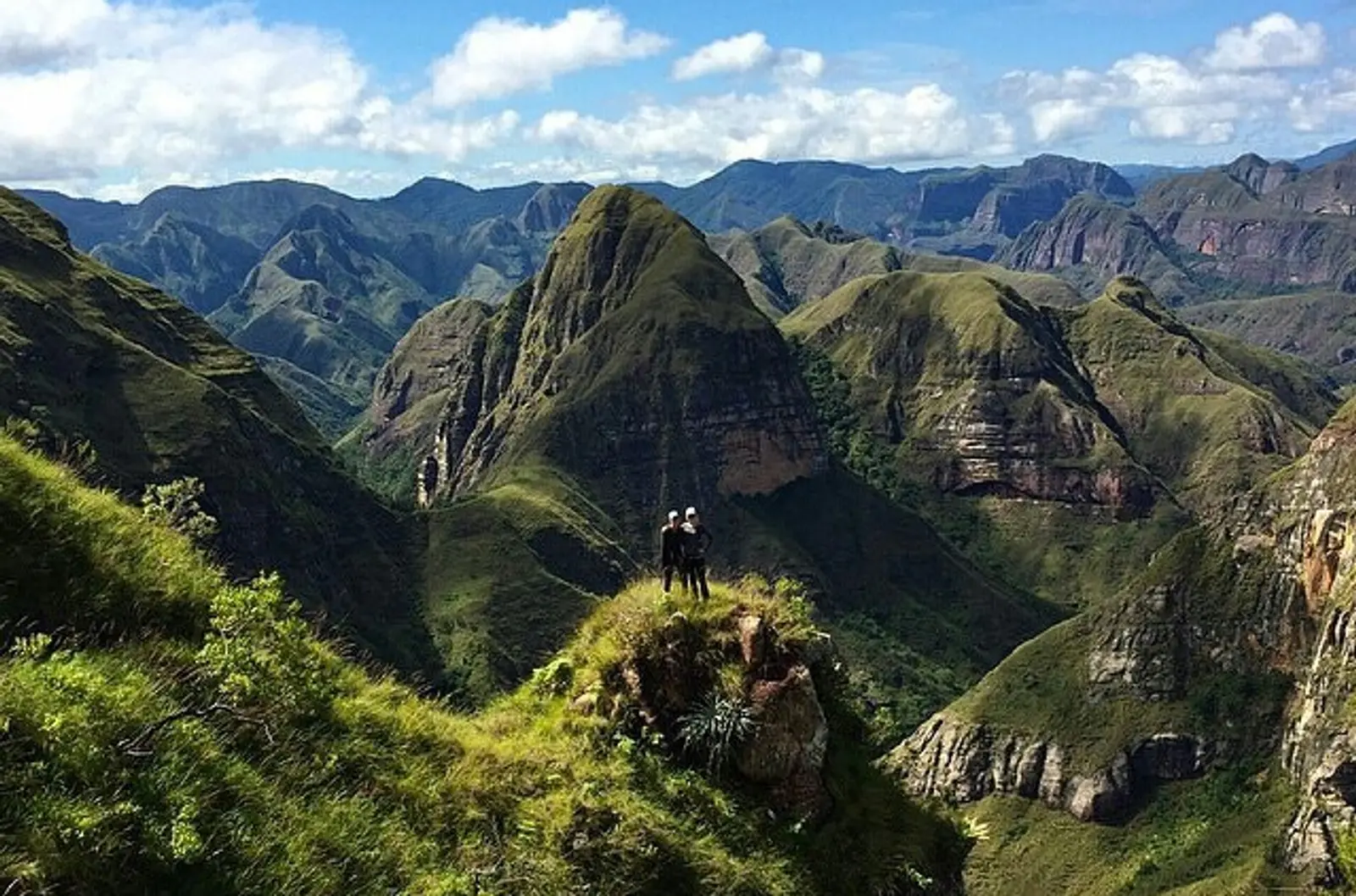 codo-andes Pareja en frente a paisaje montañoso y de vegetación