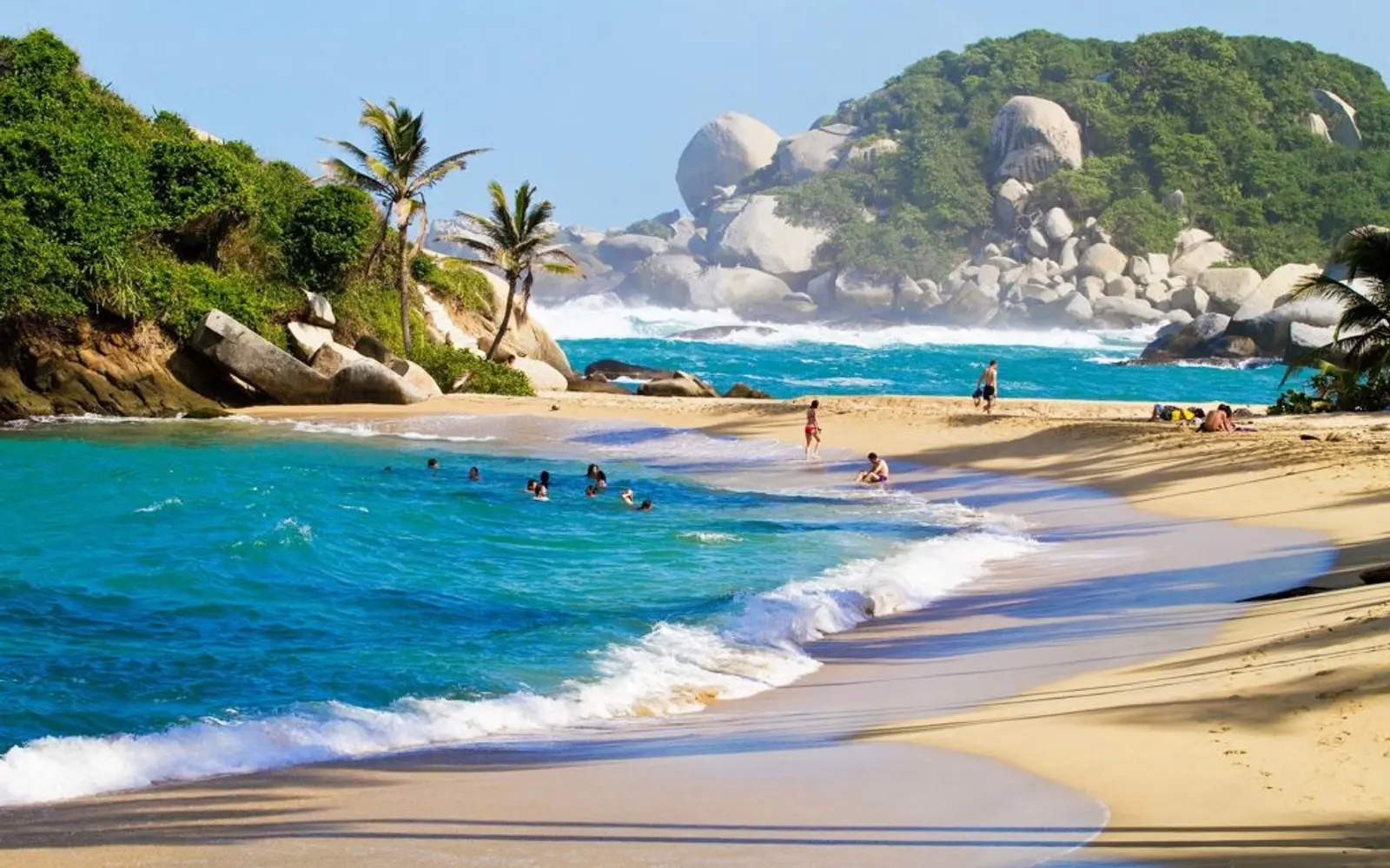 Playa paradisíaca con palmeras y rocas gigantes