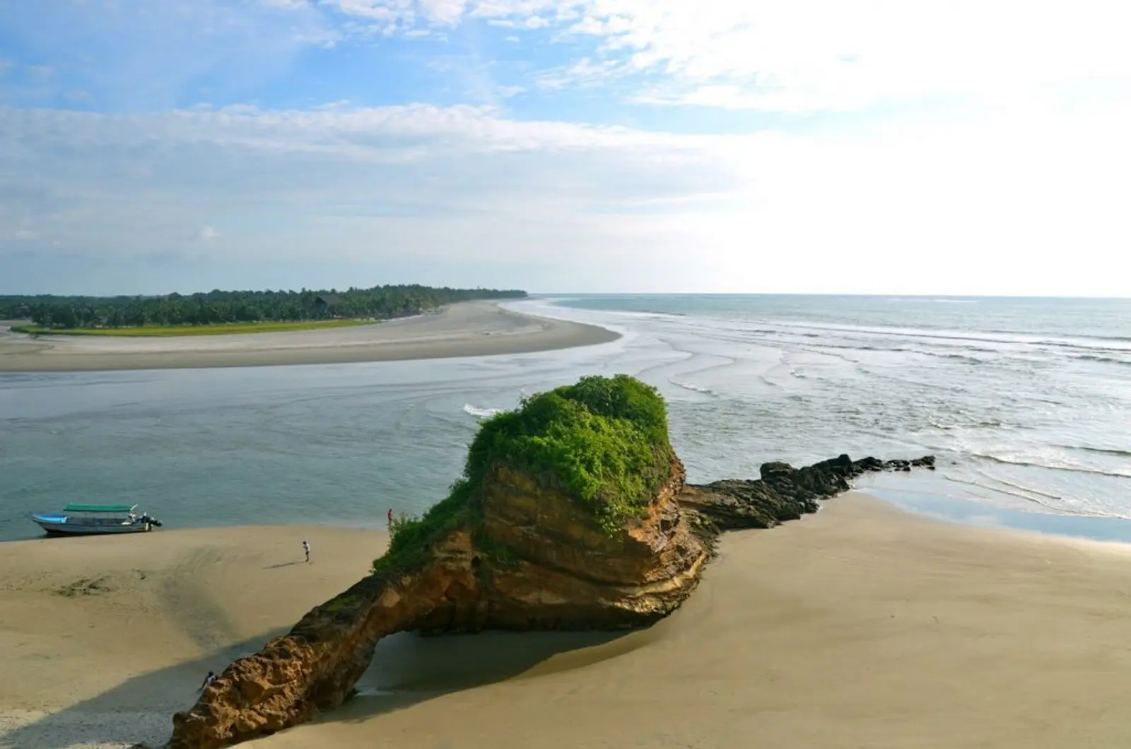 Playa con roca de extraña formación en ecuador