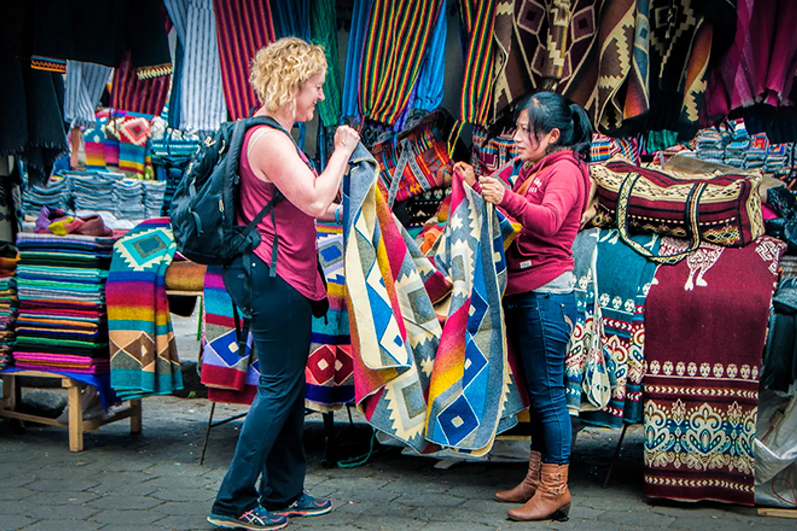 Mujer comprando artesanías en Ecuador