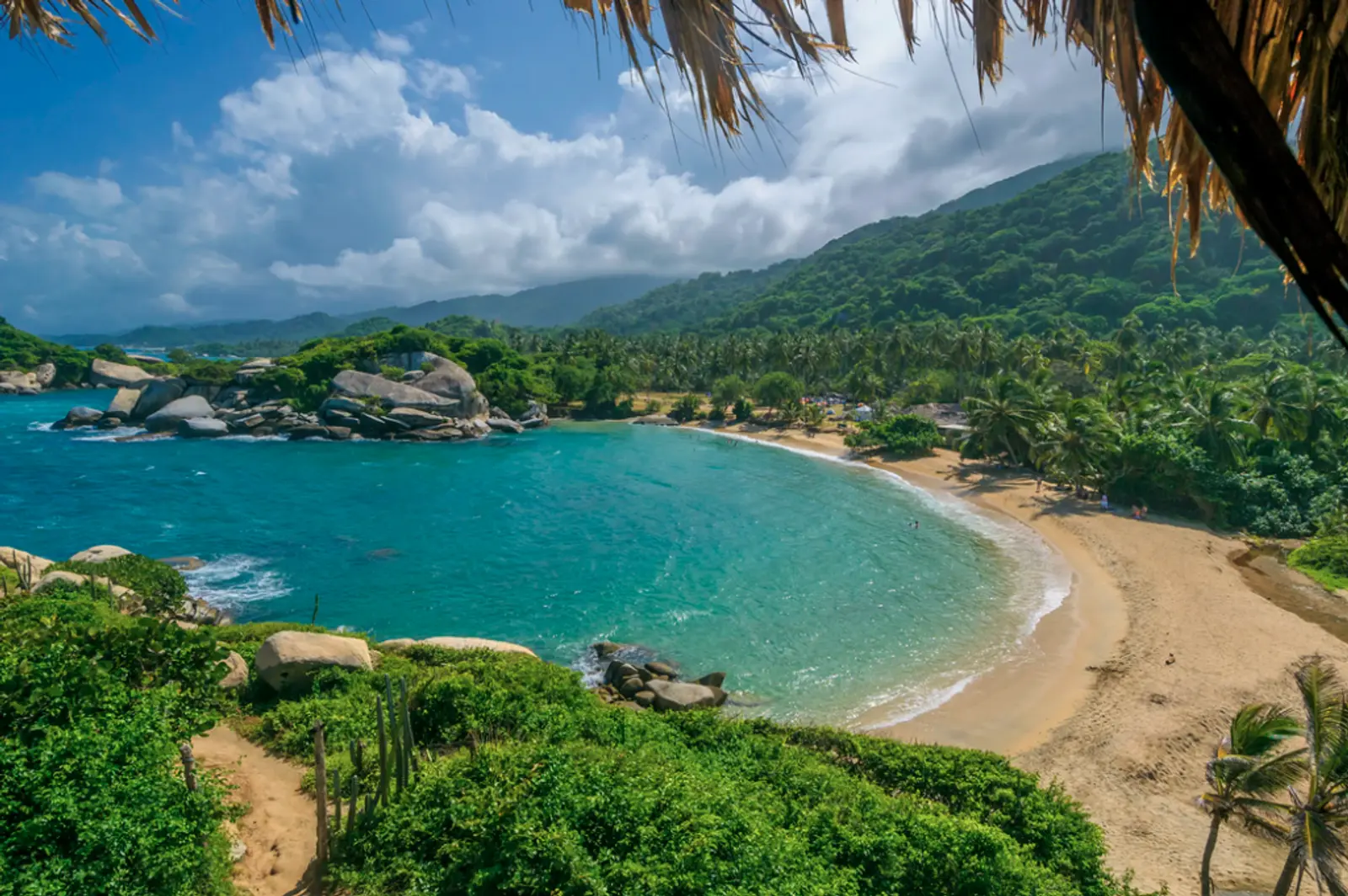 Playa de color turquesa en selva caribeña