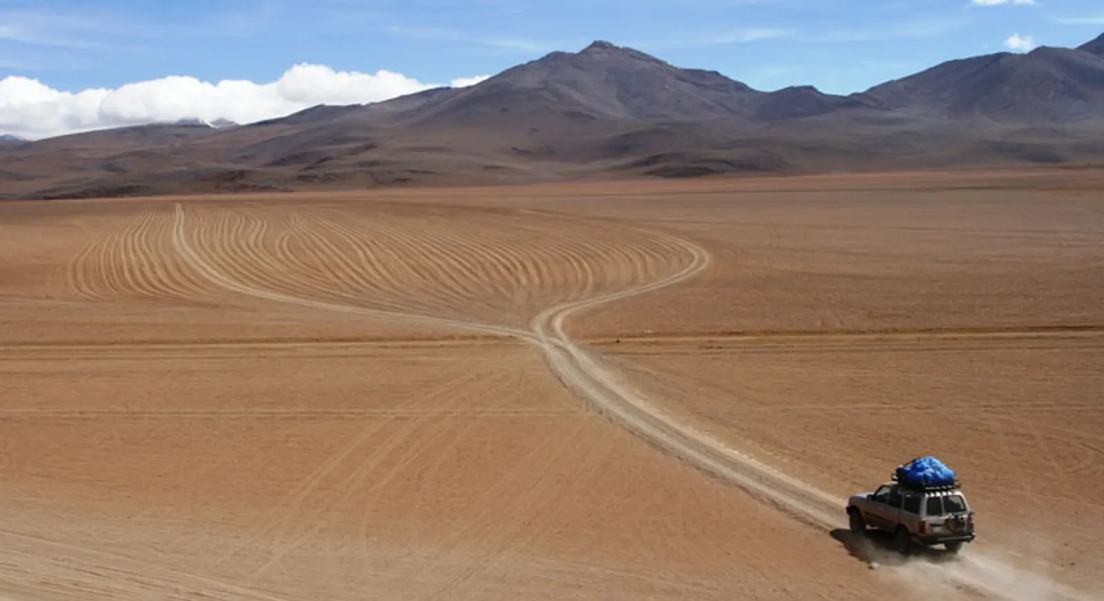 Auto atravesando desierto