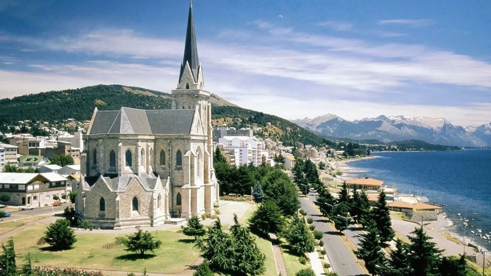 Iglesia en el centro de Bariloche frente a un lago
