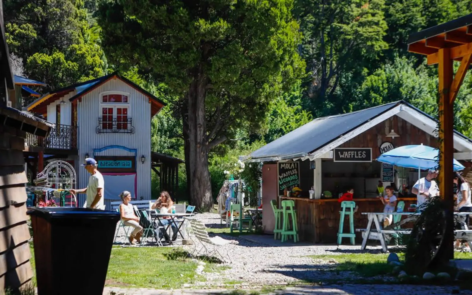 Personas en pequeña villa en medio de un bosque