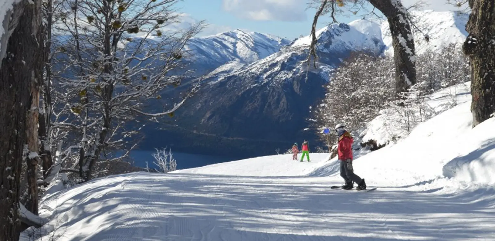 Snowboarder bajando por un cerro nevado en Bariloche