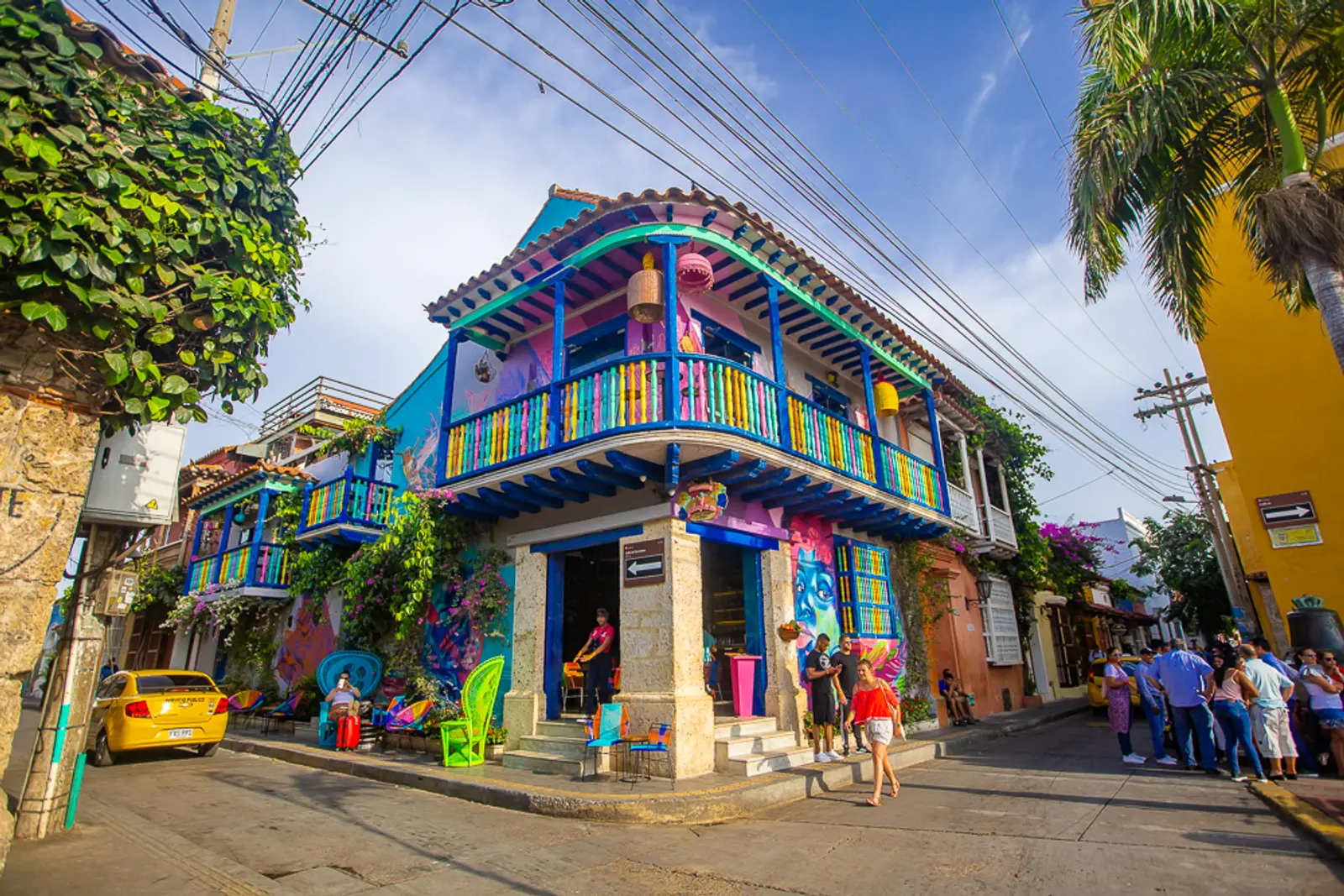 Casa colorida en medio de Getsemani en Cartagena
