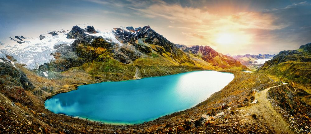 Laguna color turquesa bajo las montañas en Perú