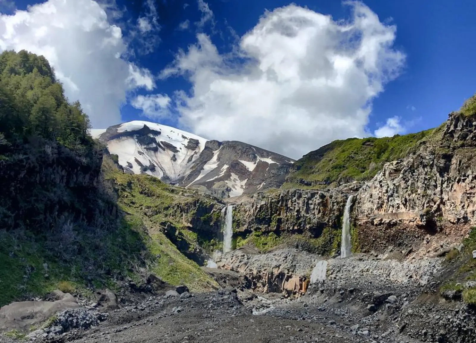 Dos cataratas caen desde una ladera en Chile