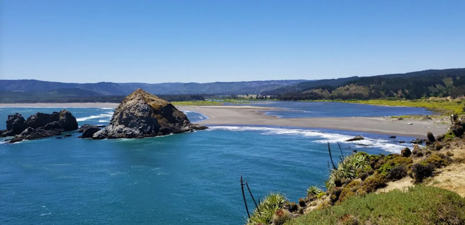 Gigantezca roca en la orilla de la playa en Chile