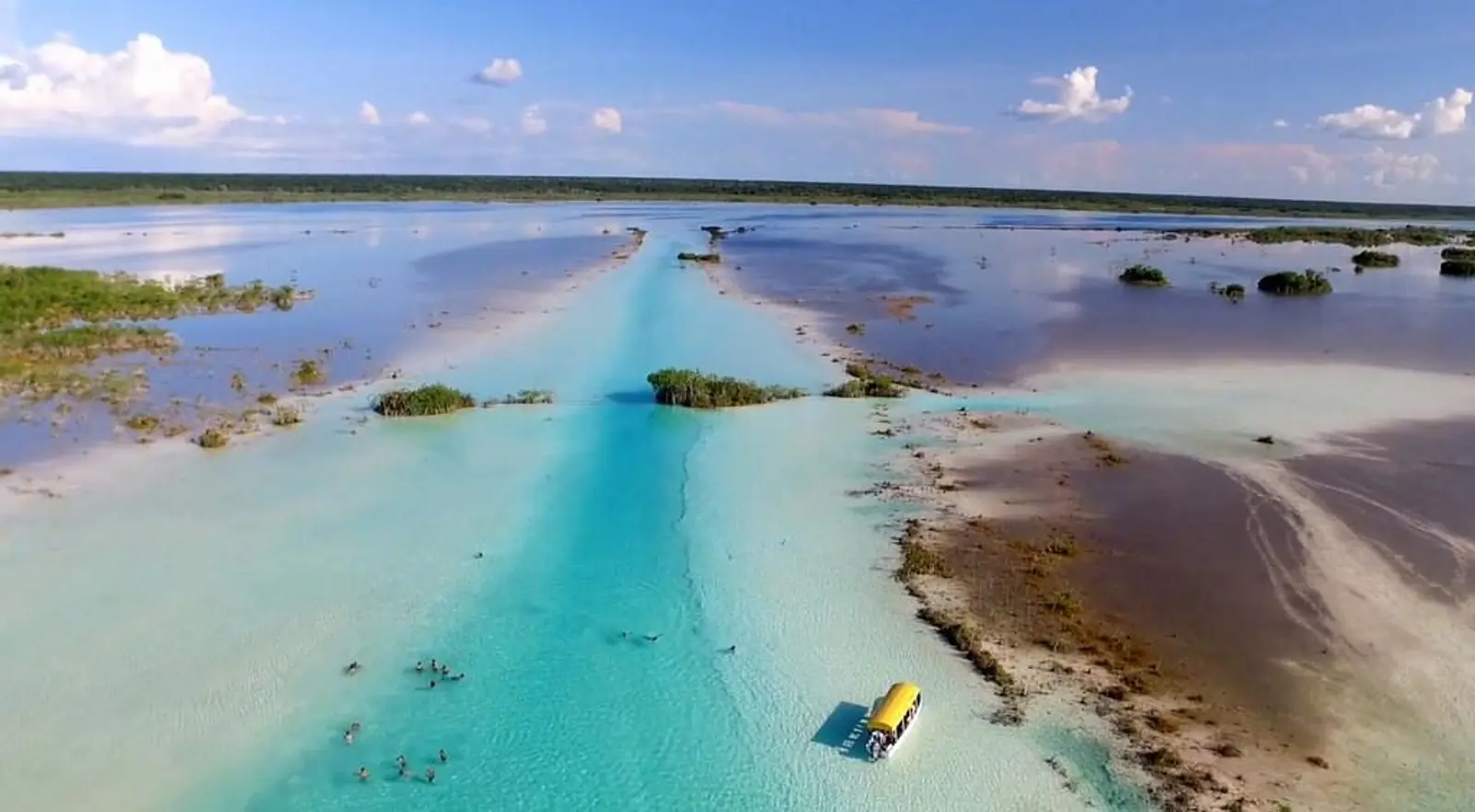 Pequeño barco navegando sobre aguas cristalinas en méxico