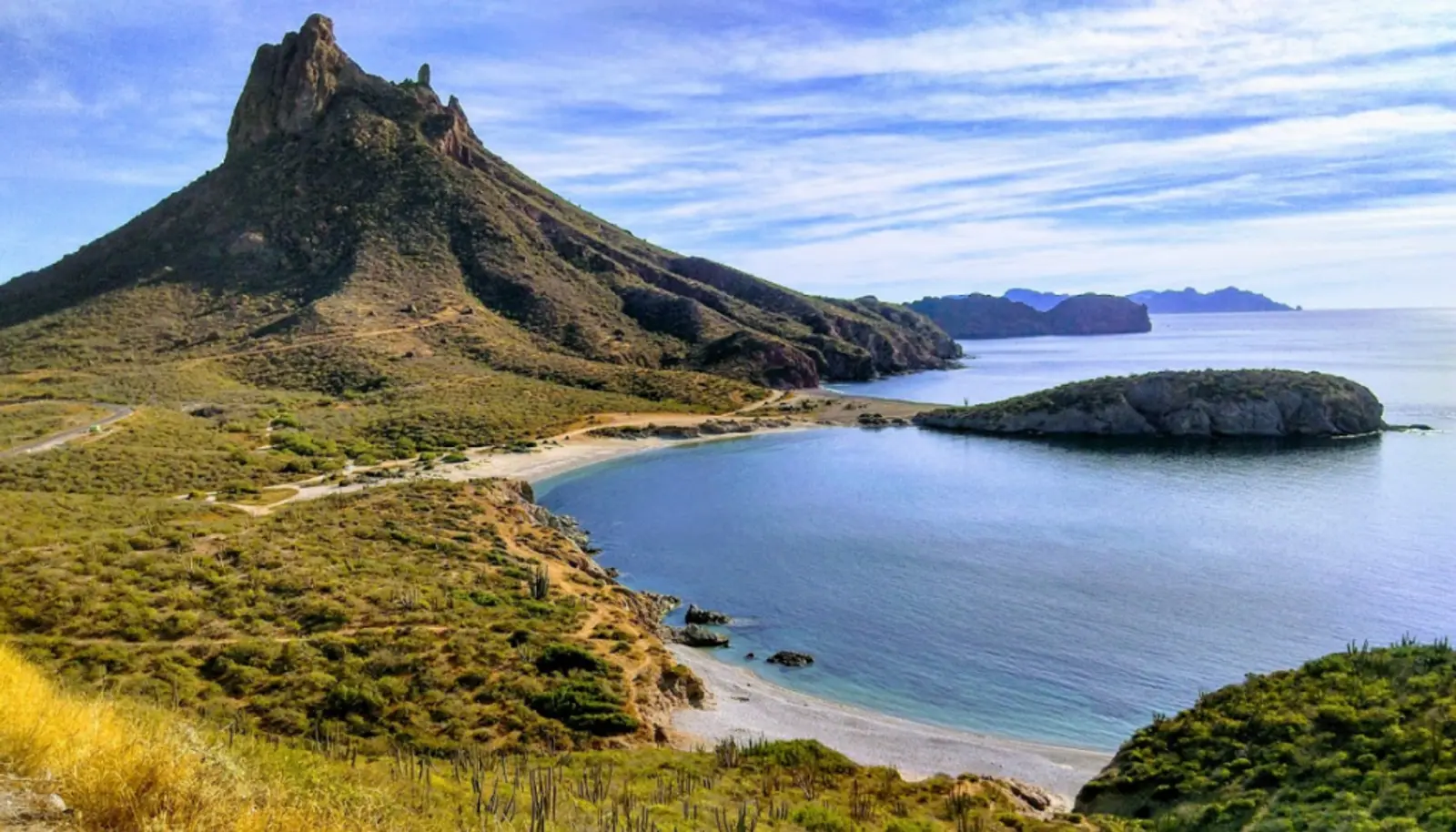 Cerro puntiagudo frente a la playa en méxico