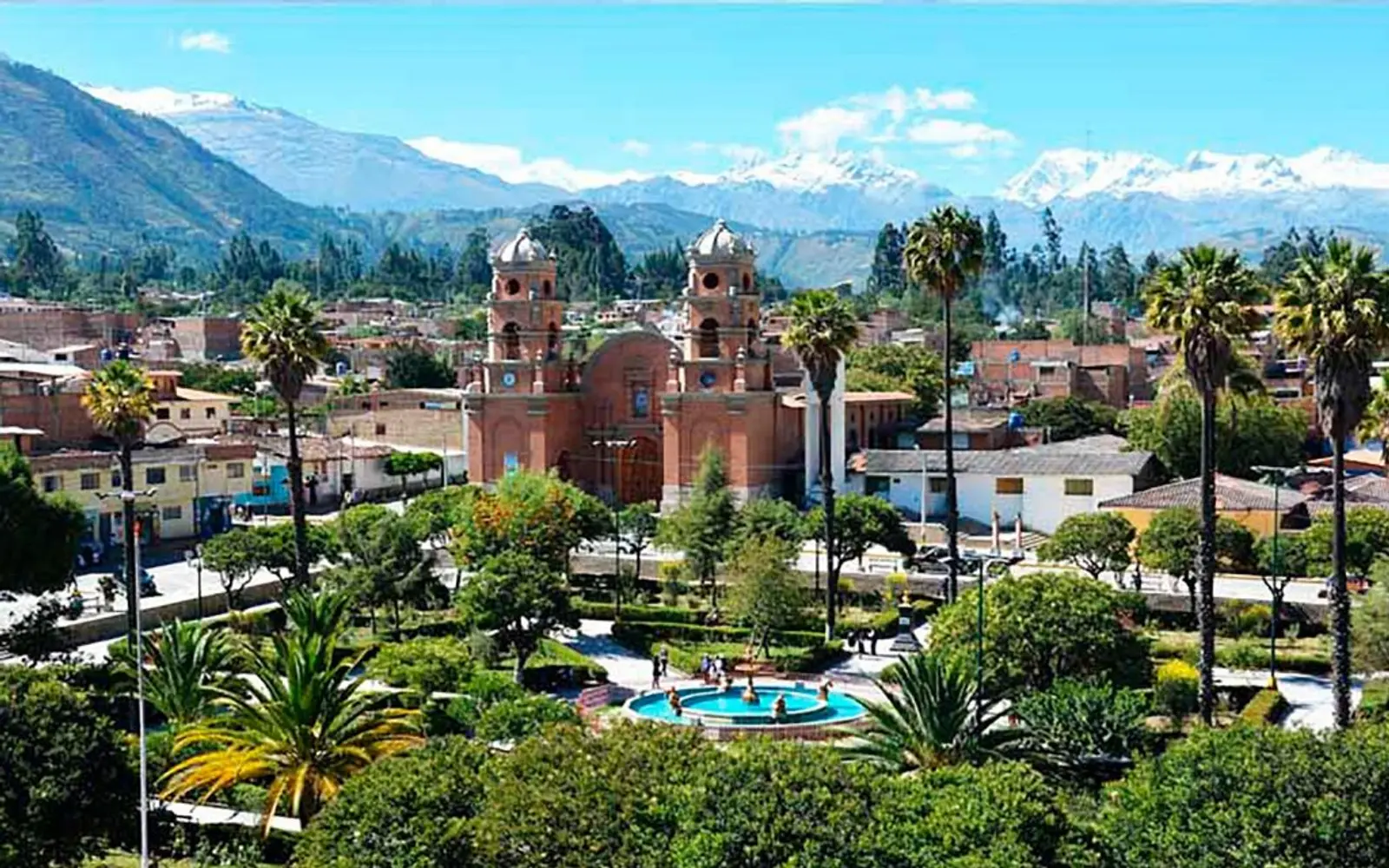 Ciudad colonial y al fondo montañas