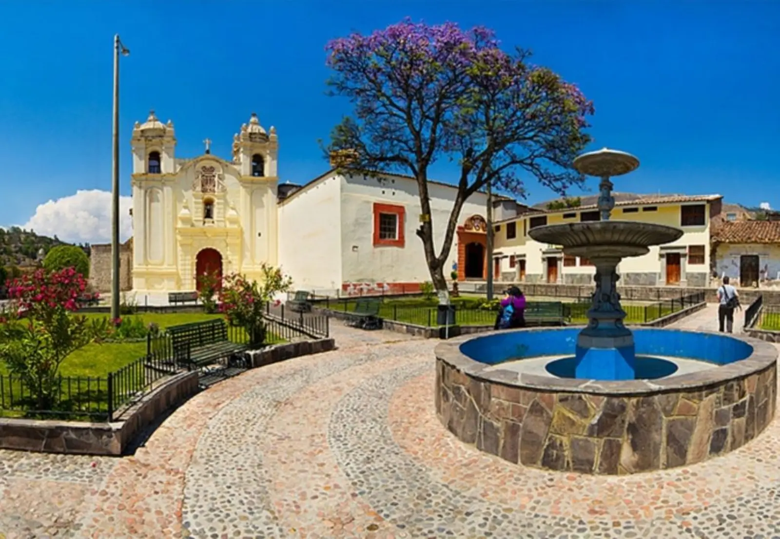 Fuente e iglesia color blanca en ayacucho