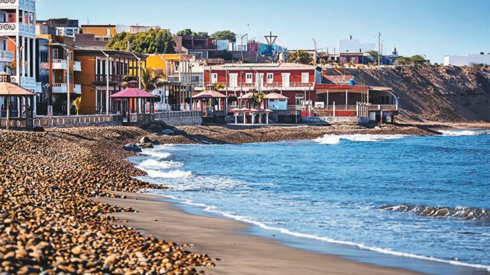 Playa frente a edificios de distintos colores en trujillo