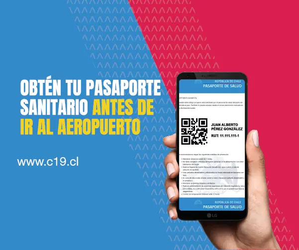 pasaporte-sanitario Persona con celular en su mano con pasaporte sanitario
