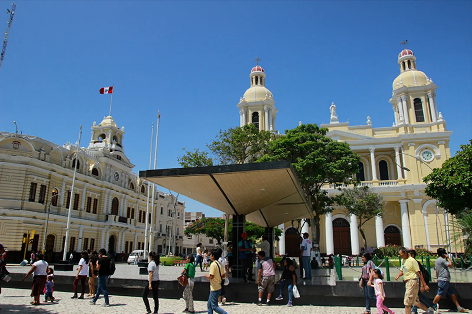 Personas caminando por centro histórico de la ciudad de Chiclayo