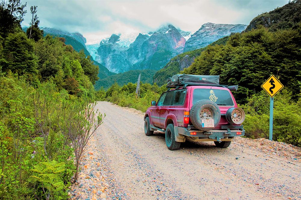 Auto viajando por carretera de tierra