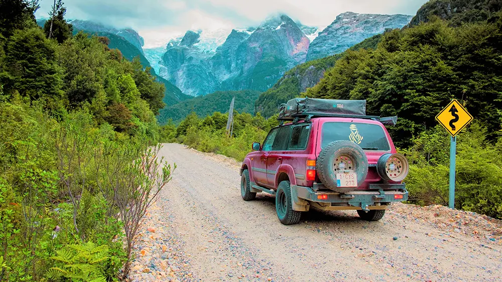Auto viajando por carretera de tierra