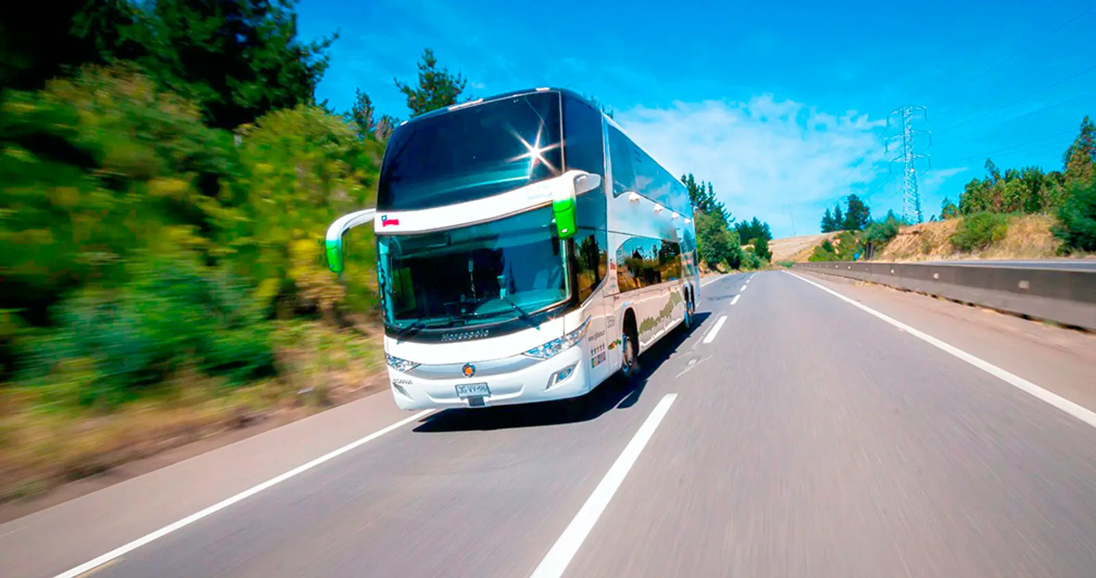 Bus viajando por carretera