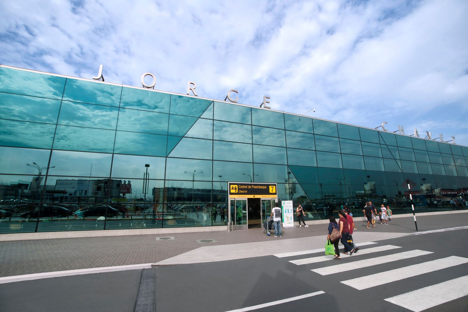 Fachada aeropuerto de Lima
