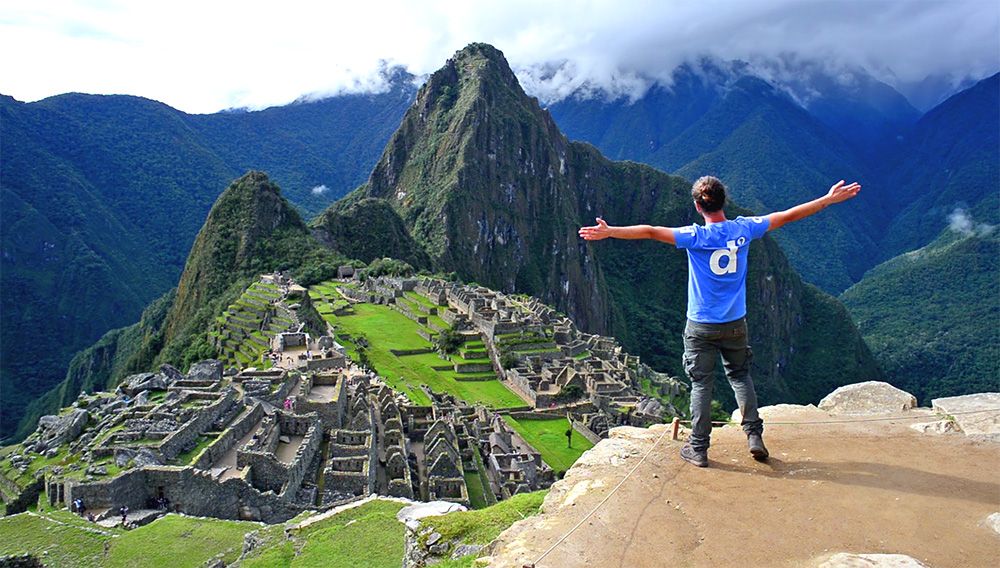 Viajero frente a Machu Picchu