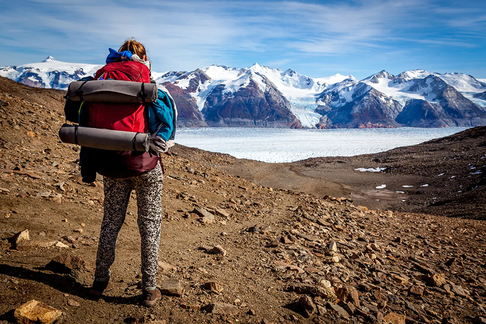 Persona observando glaciar y las montañas durante circuito w en torres del paine