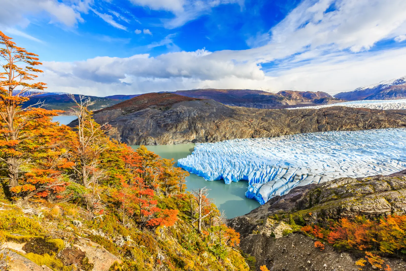 Hermoso día frente a un glaciar durante otoño en Torres del Paine
