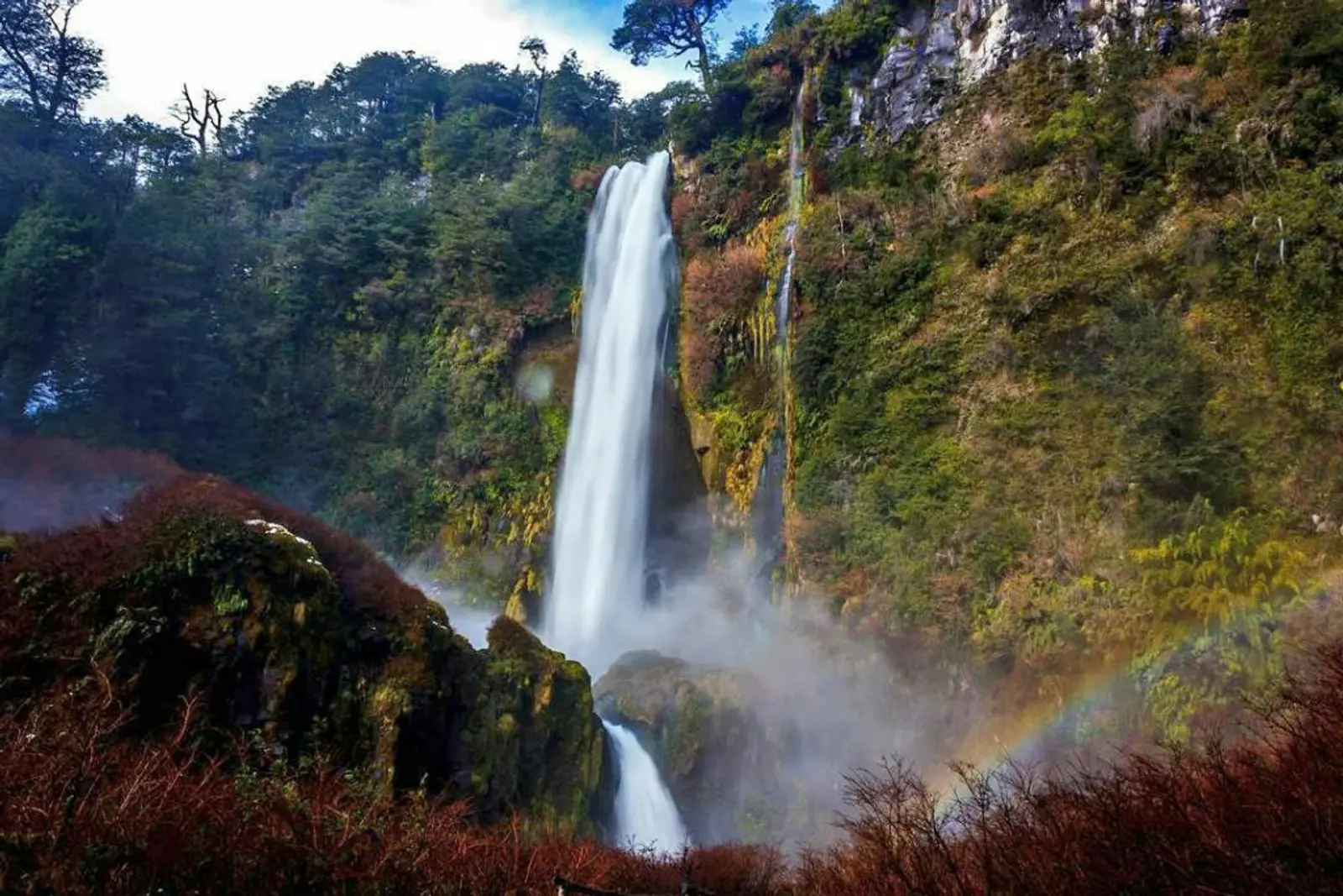 Gran cascada que desciende por un barranco en pucón