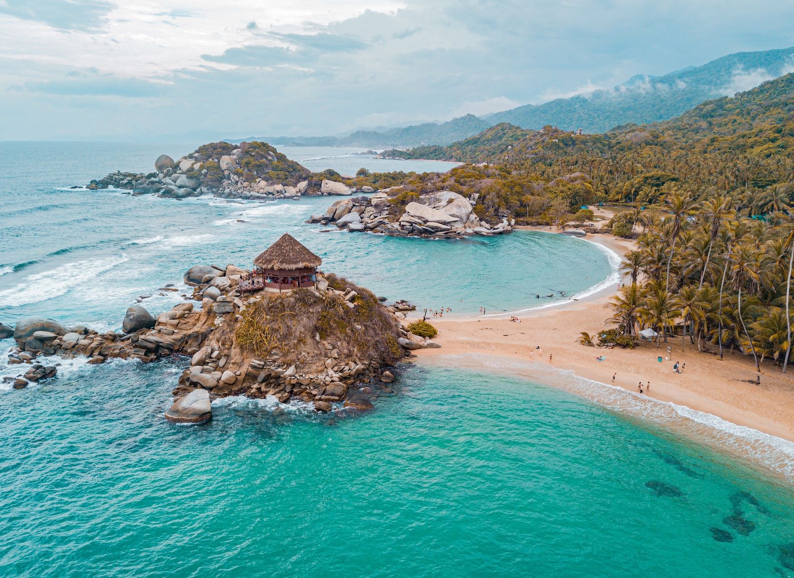 Playa de aguas cristalinas y selva
