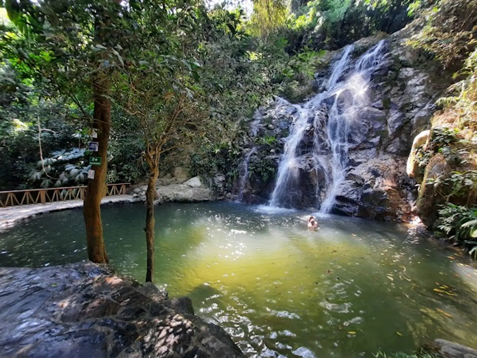 Laguna y cascada
