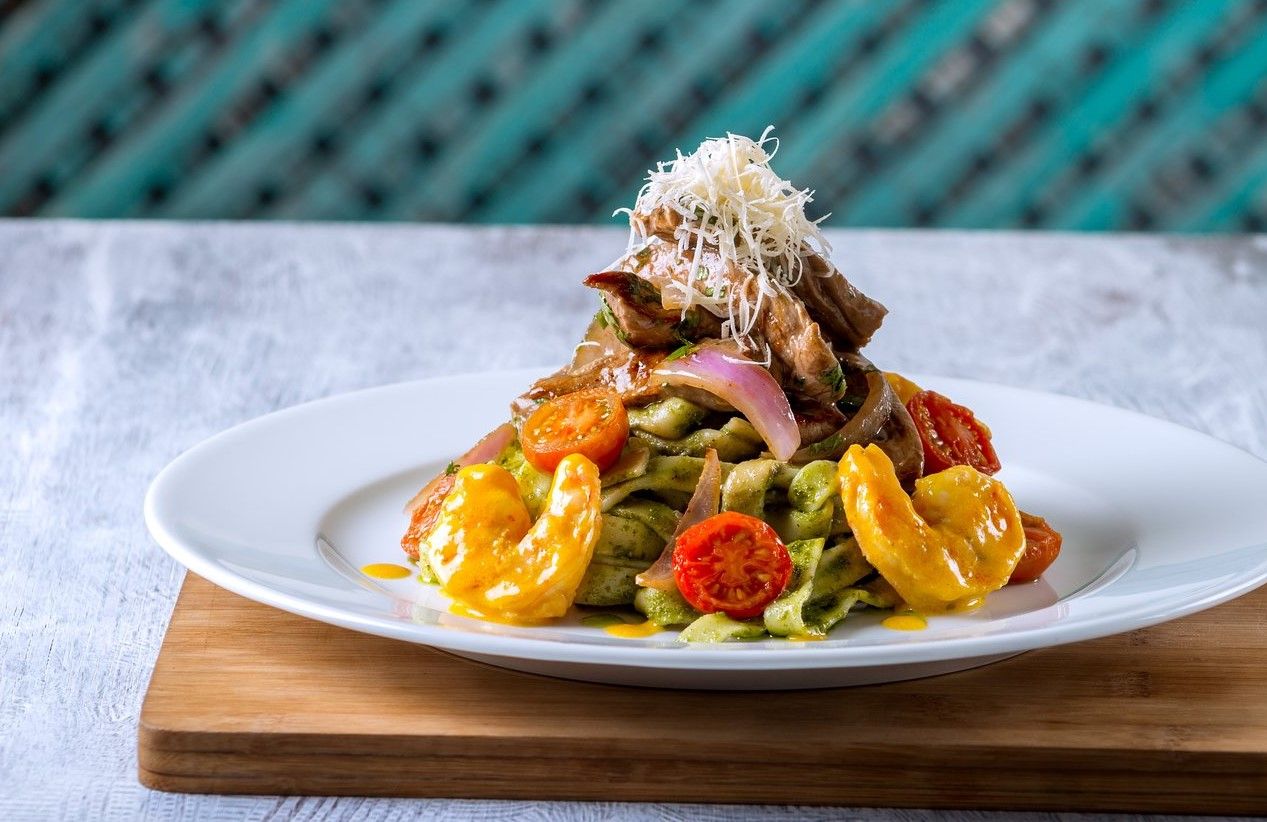 Pasta con camarones y carne