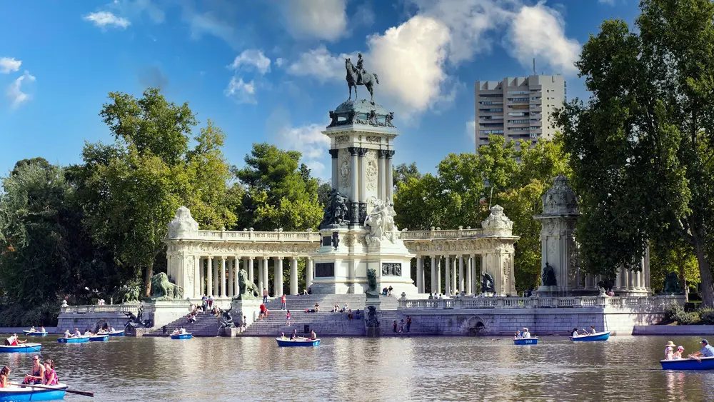 Pileta con edificacion colonial en Madrid