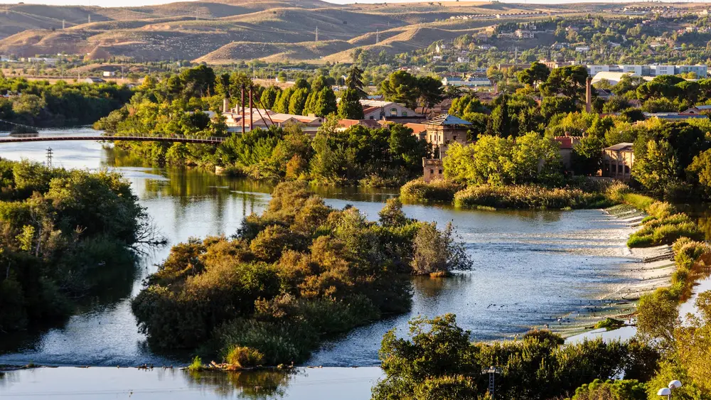 Ciudad antigua con ríos en Toledo