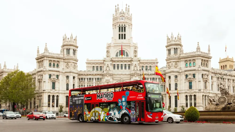 Bus turistico frente a atractivo en Madrid