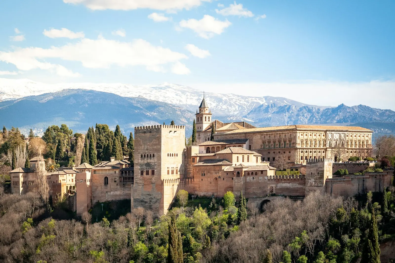 ciudad medieval con montañas al fondo en granada