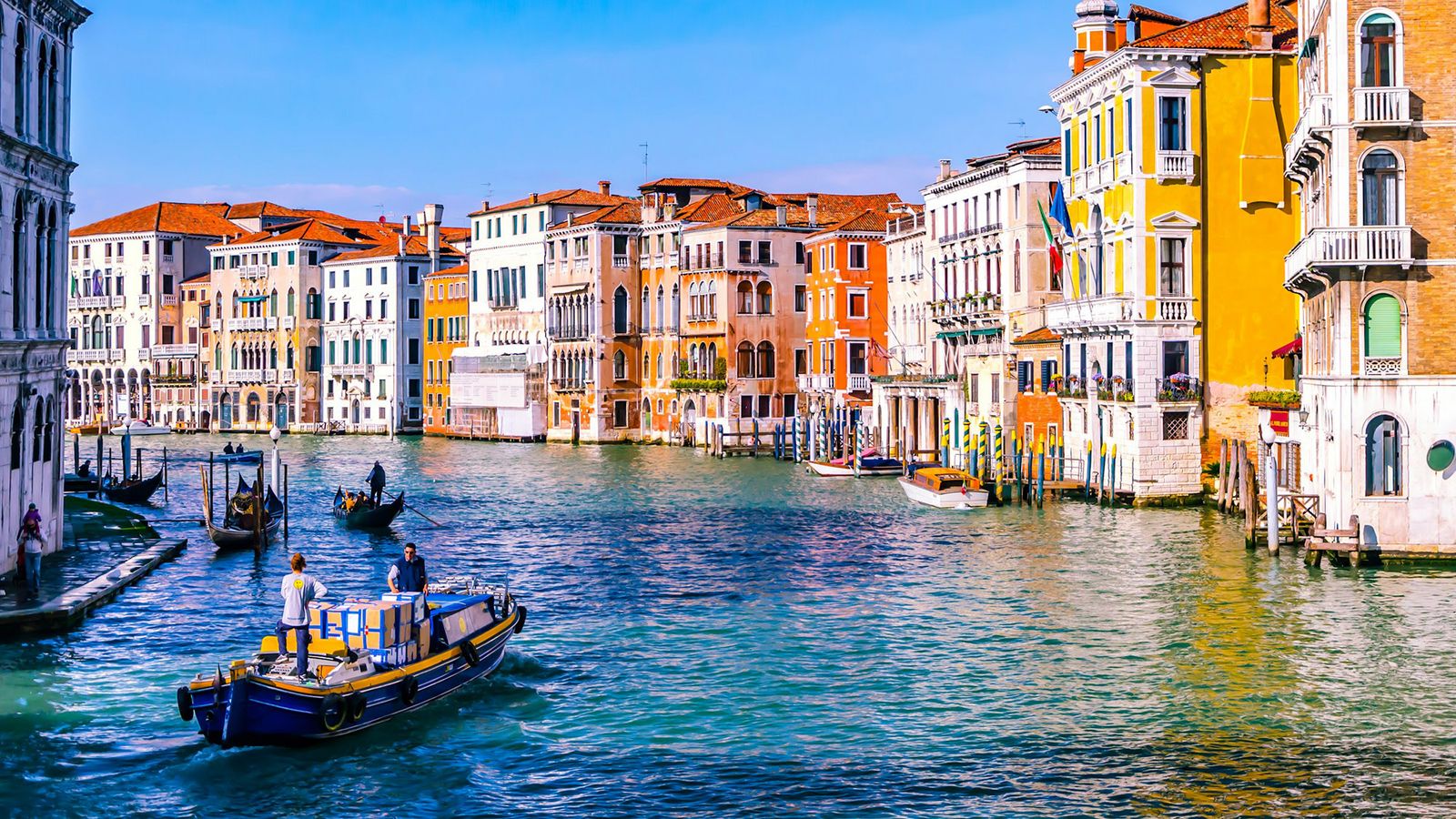 Personas navegando en río de Venecia