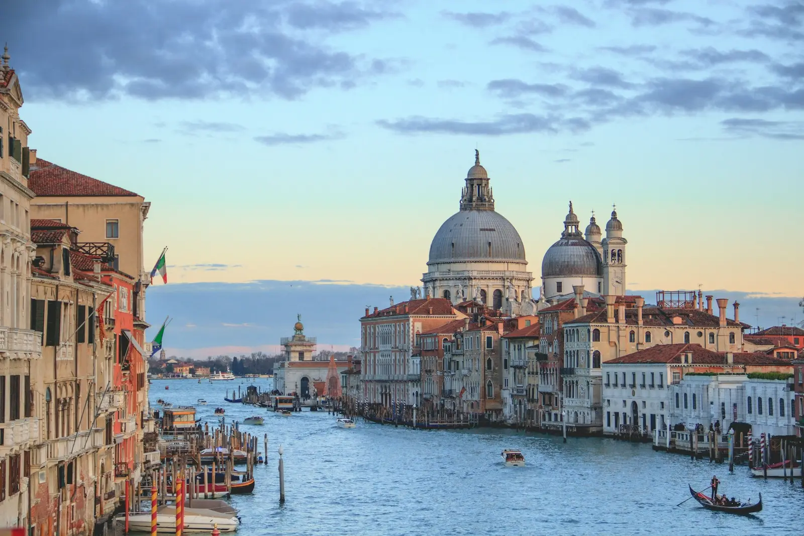 Gran Iglesia al atardecer en Venecia