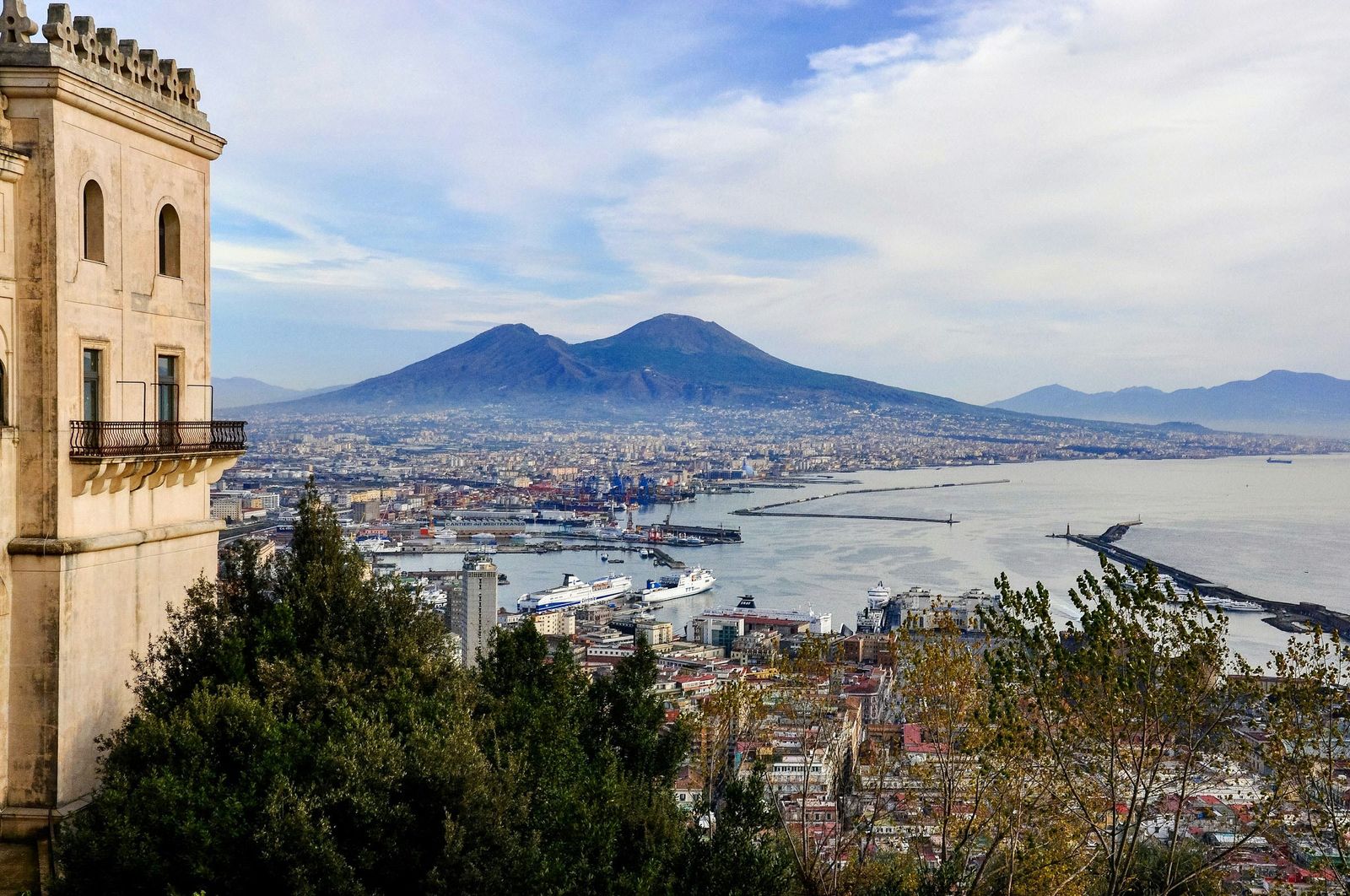 Vista de una ciudad frente al agua y volcán en Napoles