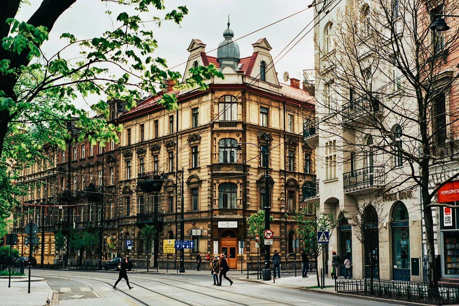 Arquitectura europea y personas caminando en la ciudad de Cracovia