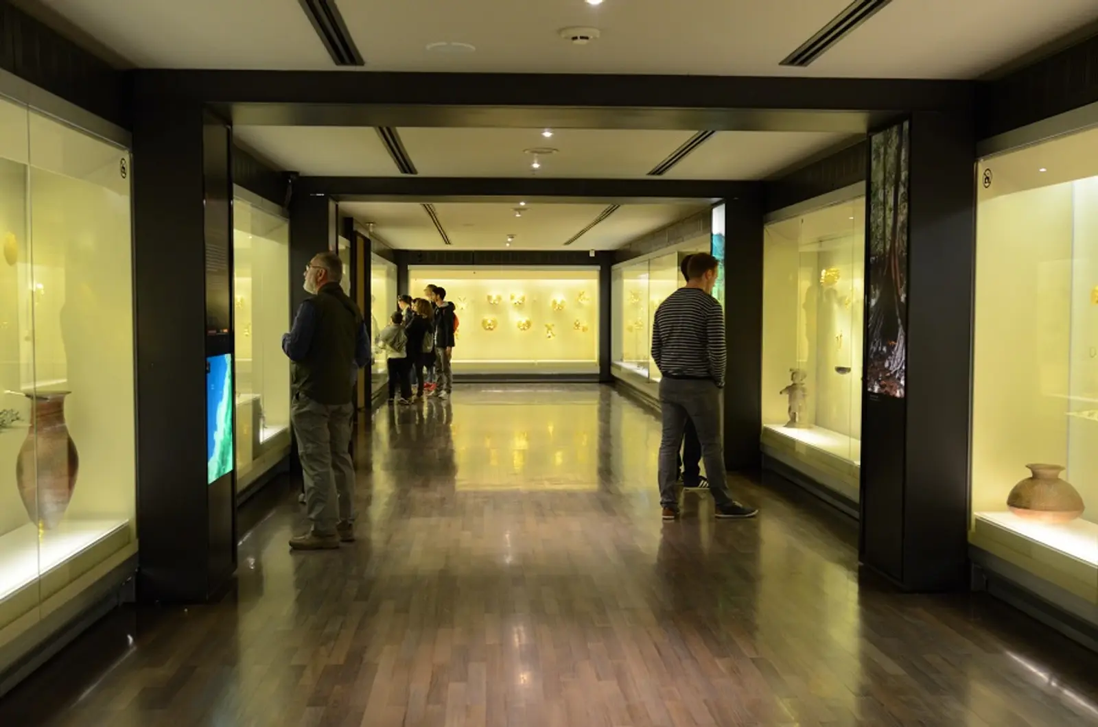 Personas dentro de un museo con figuras de oro en Bogota Colombia