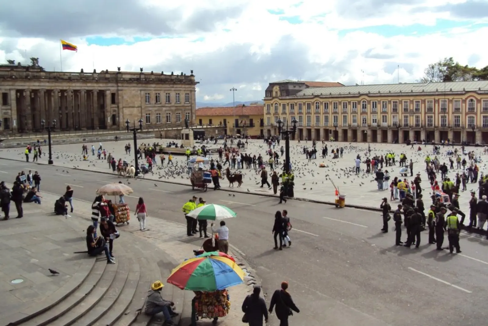 Plaza en el centro de la ciudad con personas en Bogotá